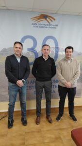 Visita nuestra sede el presidente, José Joaquín Gómez y el director, Antonio Alcaide, la Comunidad de Usuarios de Aguas Subterráneas Masa Mancha Occidental II para presentar el XVI Congreso Nacional de Regantes, que se celebrará en Ciudad Real del 13 al 17 de abril de 2026